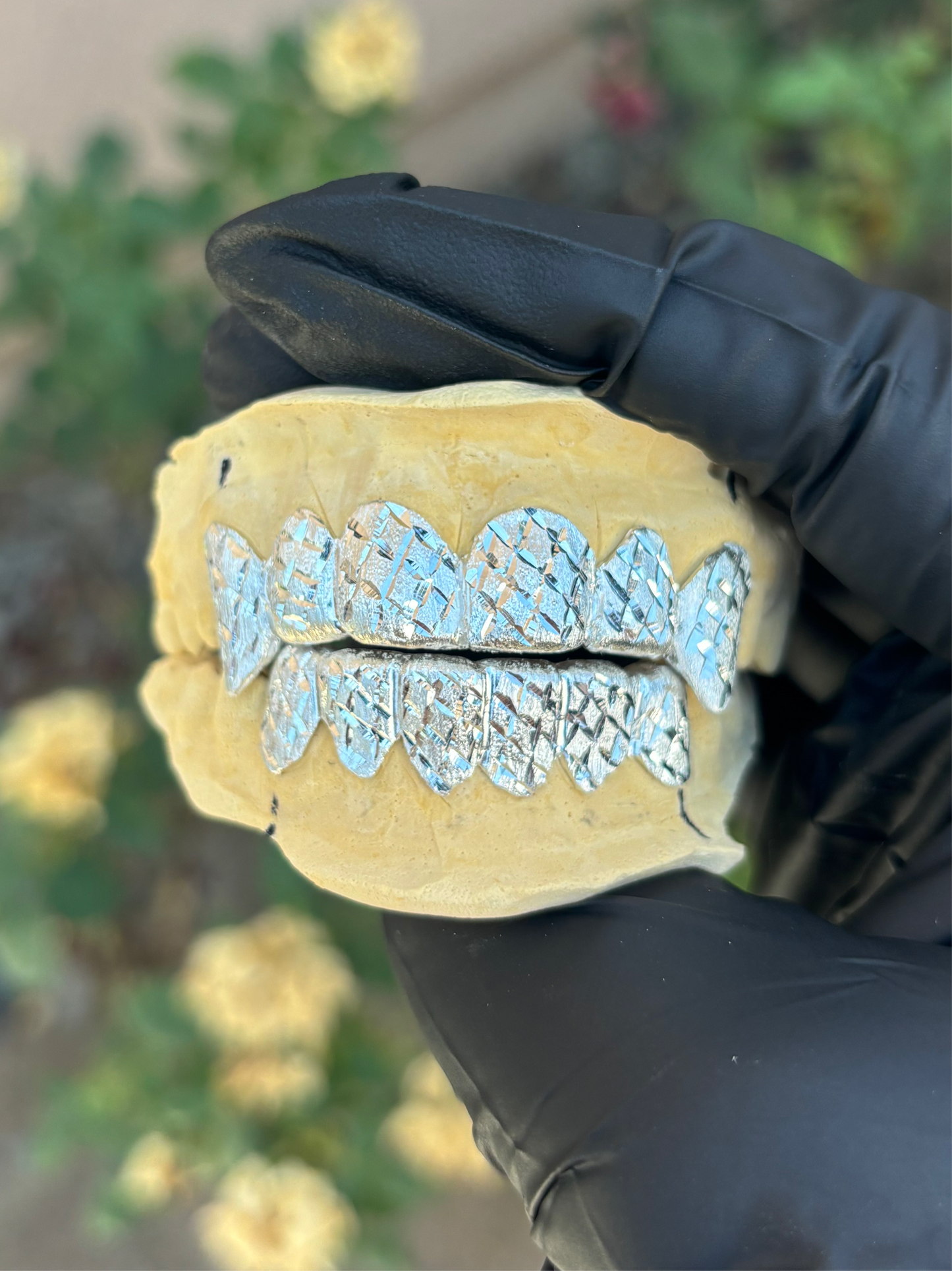 6x6 Silver Diamond Cut/Dust Grillz w Fangs